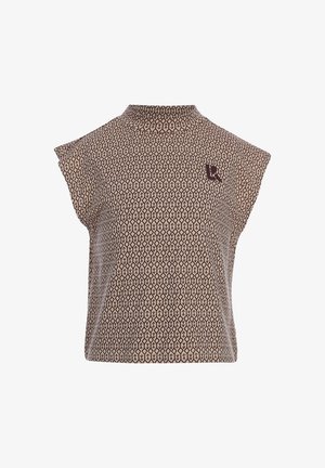 Mouwloze bruine top met hoge kraag, met een herhalend geometrisch patroon en een klein donker embleem aan de bovenkant links.