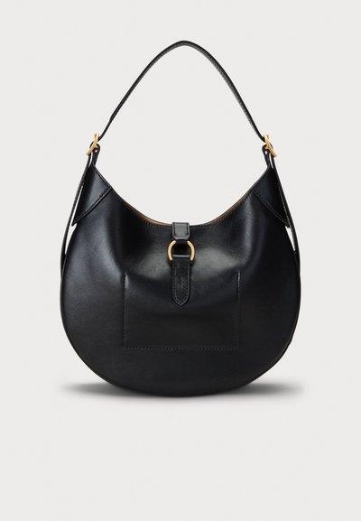 Mala hobo preta em pele com formato curvo. Apresenta uma alça superior, ferragens douradas e uma aba frontal com um detalhe decorativo de fivela.