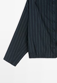 Schwarzes Langarmhemd mit dünnen vertikalen blauen Streifen, durchgehend geknöpft und elastischem Saum.