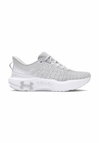 Zapatilla deportiva de color gris claro con parte superior de malla y sutiles detalles texturizados, que cuenta con una gruesa suela blanca y acentos reflectantes.