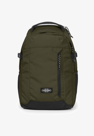 Mochila de nylon verde con detalles en negro, que cuenta con múltiples compartimentos, correas ajustables y un bolsillo lateral de malla. Logo de Eastpak visible.