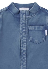 Lichtblauwe denimshirt met een knoopsluiting aan de voorkant, staande kraag, klein borstzakje en een gladde textuur. Kenmerkt zich door contrasterende stiksels.
