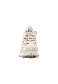 Baskets en suède beige avec un bout rond, une semelle texturée, un laçage à l'avant, une fermeture éclair sur le côté et une languette marquée. Design minimaliste, finition lisse.