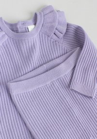 Pulover mov deschis din tricot cu dungi, cu guler cu volane și mâneci lungi, având o textură moale și tiv cu manșetă.