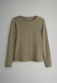 Top cu mâneci lungi dintr-un material moale, de culoare taupe. Prezintă un decolteu rotunjit și o croială lejeră, cu detalii subtile de cusătură la tiv și la manșete.