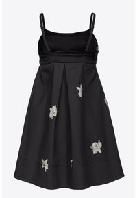 Černé šaty s bílou květinovou výšivkou. Mají tenké ramínka, přiléhavé tělo a rozšířenou sukni s sklady vpředu.