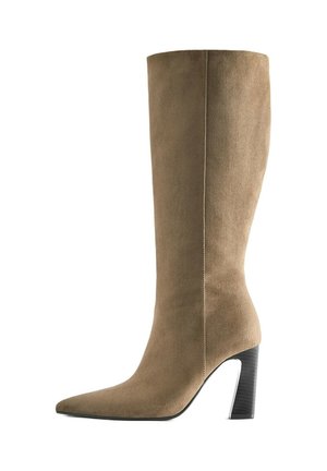 Botte femme haute en daim marron avec bout pointu et talon haut épais noir sur fond blanc.