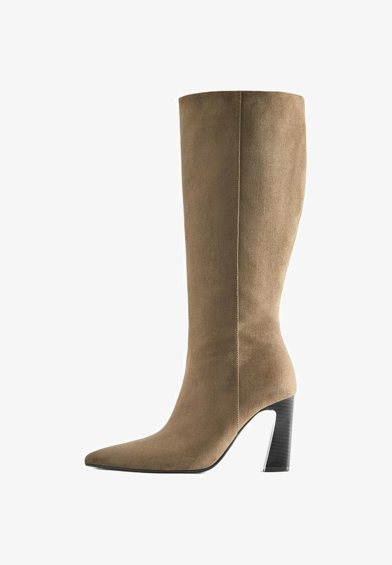 Botte femme haute en daim marron avec bout pointu et talon haut épais noir sur fond blanc.