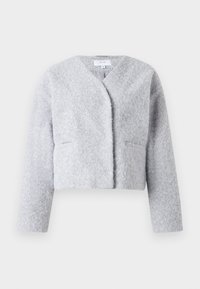 Γκρι κοντό σακάκι από μαλακό, υφασμάτινο ύφασμα με υφή. Διαθέτει λαιμόκοψη σε σχήμα V, μακριά μανίκια και δύο μπροστινές τσέπες.