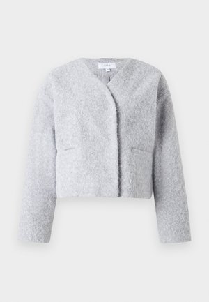 Veste grise courte en tissu doux et texturé. Elle présente un décolleté en V, des manches longues et deux poches avant.