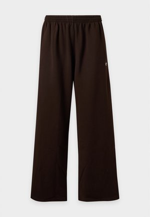 Pantalon ample marron foncé avec taille élastique et petit logo blanc sur le côté droit, présenté sur un fond clair uni.