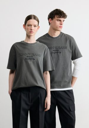 90S NEW CLASSICS TEE UNISEX - Nyomott mintás póló - black