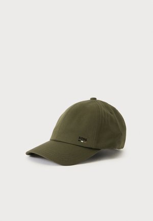 Casquette de baseball vert olive avec une visière incurvée et un petit logo BOSS noir à l'avant sur un fond clair uni.