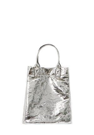 Sølvmetallic tote bag med en krøllet tekstur, flad bund og to korte håndtag. Har rektangulær form og enkelt design.