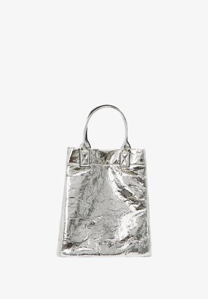 Sølvmetallic tote bag med en krøllet tekstur, flad bund og to korte håndtag. Har rektangulær form og enkelt design.
