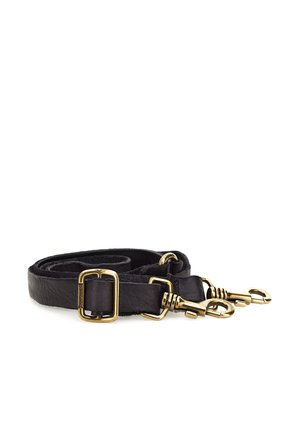 Cinturino in pelle nera con accessori in metallo dorato, dotato di due ganci a scatto e di una fibbia regolabile. Texture liscia, design piatto.