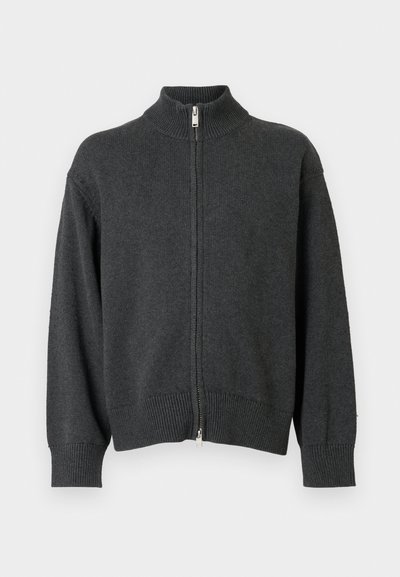 Tmavosivý sveter na zips s vysokým golierom, rebrovanými manžetami a lemom, vyrobený z textúrovaného pleteného materiálu. Má strieborný zips.