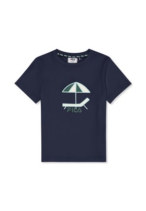 Camiseta azul marino para niño con un gráfico de una silla de playa y una sombrilla sobre el logo de FILA en la parte delantera.