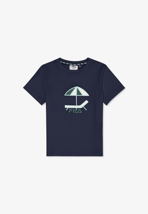 T-shirt pour enfant bleu marine avec un motif d'une chaise de plage et d'un parasol au-dessus du logo FILA sur le devant.