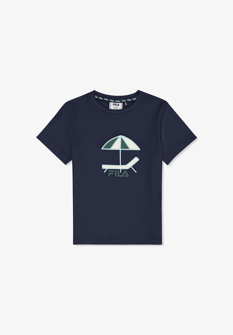 Camiseta azul marino para niño con un gráfico de una silla de playa y una sombrilla sobre el logo de FILA en la parte delantera.