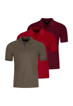 Trzy krótkie koszulki polo z kołnierzykami i kieszeniami na piersi w kolorach oliwkowej zieleni, jasnej czerwieni i ciemnego bordo.