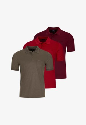 Drei kurzärmelige Poloshirts mit Kragen und Brusttaschen in Olivgrün, Hellrot und Dunkelrot.