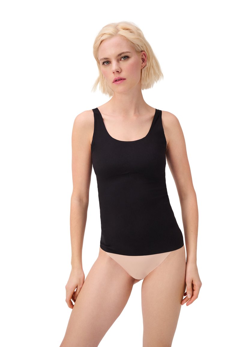 Schwarzes Tanktop mit runder Halslinie und breiten Trägern, taillierter Schnitt, glattes Material, kombiniert mit einem hautfarbenen Bikiniunterteil.