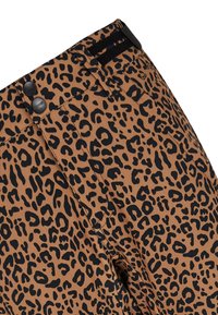 Pantalon marron taille haute avec des taches de léopard noires, doté de boutons-pression doubles et d'une ceinture réglable en velcro.