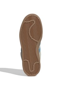 Schuhsohle mit einer gewellten Textur, bestehend aus einer braunen Gummibasis und hellblauen sowie beige Akzenten im oberen Bereich.