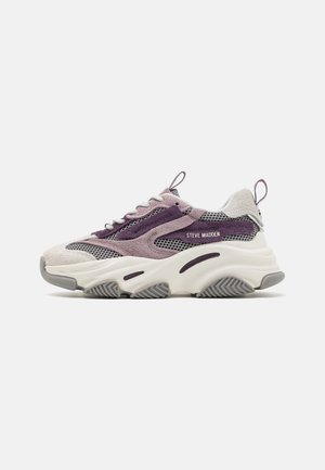Zapatillas chunky con paneles de ante y malla púrpura, acentos blancos, una suela gruesa con dibujo gris y una lengüeta en el talón.