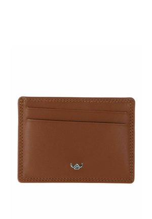 Porte-cartes en cuir marron avec trois emplacements pour cartes et un petit emblème argenté en forme de tête de taureau au centre sur fond blanc.