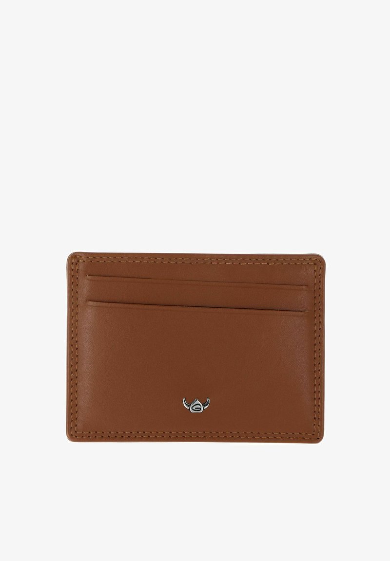 Porte-cartes en cuir marron avec trois emplacements pour cartes et un petit emblème argenté en forme de tête de taureau au centre sur fond blanc.