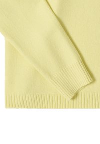 Maglione giallo a maglia con una texture morbida, polsini e orlo a coste e una vestibilità rilassata. Cuciture dettagliate valorizzano il design complessivo.
