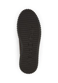 Semelle de chaussure en caoutchouc noir avec texture striée et inscription "Marc O'Polo" en relief. Présente un détail en bord festonné tout le long du périmètre.