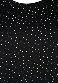 Schwarzer Stoff mit einer glatten Textur, der ein verstreutes Muster aus kleinen weißen Polka-Punkten zeigt, die gleichmäßig über die Oberfläche verteilt sind.