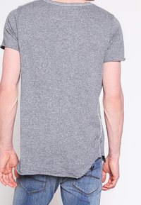 Grau kurzes T-Shirt aus weichem Stoff mit abgerundetem Saum und kontrastierenden Nähten am Halsausschnitt und an den Seiten.