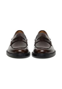 Rudi odiniai loafers batai su blizgiu paviršiumi, pasižymintys dvigubos dirželio konstrukcija, kontrastingais siūlais ir tekstūrinėmis juodo gumos padais.