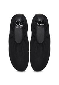 Par sorte mesh slip-on sko med læderbesætning og elastiske toppe, mærket Cesare Gaspari Barcelona indvendigt.