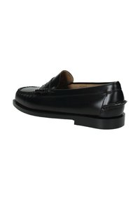 Mocassino penny in pelle nera con cuciture a moc toe e tacco basso, mostrato di lato su sfondo bianco.