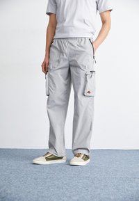 Ellesse SQUADRON PANT - Cargobukse - light grey