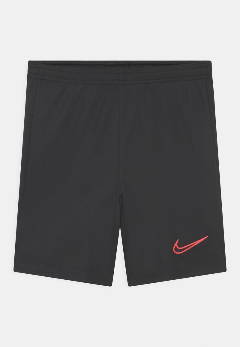 Svarta träningsshorts med elastisk midja och röd Nike-swoosh-logotyp på nedre vänstra benet, uppvisade platt på en vit bakgrund.