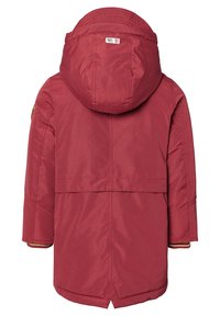 Chaqueta aislante roja con capucha, mangas largas y detalle en la parte trasera. Presenta puños elásticos y una tela suave y texturizada.