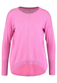 Roze gebreide trui met lange mouwen, een ruime halslijn en een gebogen onderrand. Zachte textuur met geribbelde accenten bij de manchetten en de onderrand.