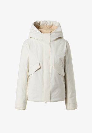 Giacca bianca e imbottita con ampio cappuccio, due tasche applicate frontali e chiusura frontale con zip. Realizzata in materiale liscio e impermeabile.