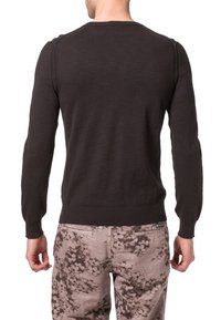 Suéter de manga larga gris oscuro con dobladillo acanalado, presentando costuras en los hombros con puntadas azules. El material parece suave, con un diseño ajustado.