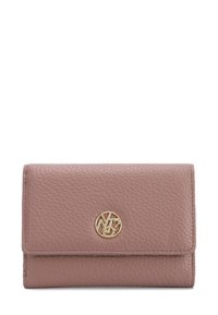 Portafoglio in pelle rosa con texture a buccia d'arancia, dotato di un logo circolare dorato e di un design pieghevole. Compatto e funzionale.