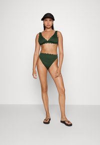 Hunkemöller SCALLOP TRIANGLE - Parte de cima de biquíni - green