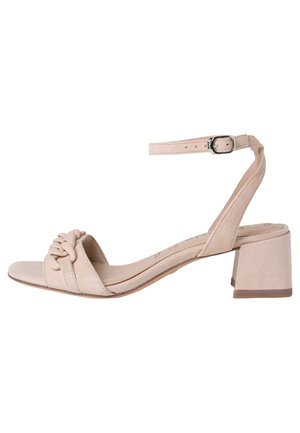 Beige suède sandaal met een gevlochten ontwerp op de band, een enkelgesp en een lage blokhak. Glad textuur en een open teenstijl.