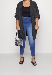 Vero Moda Curve Strickjacke - mottled dark grey