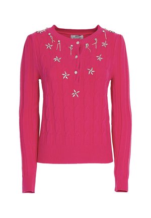 Maglione rosa lavorato a maglia con motivo a treccia, maniche lunghe e decorazioni tra cui fiori e dettagli a fiocco vicino al collo.